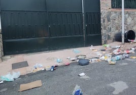 Basura esparcida al paso de una manada de jabalíes en Alhaurín de la Torre.