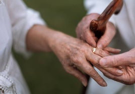 Los hombres sexagenarios se casan el doble que las mujeres.