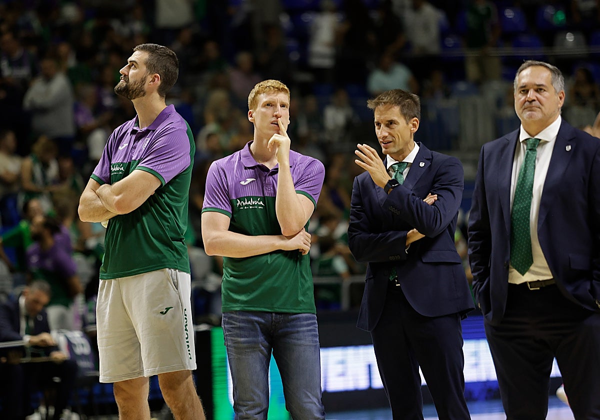David Kravish y Alberto Díaz, junto a Alberto Miranda y Paco Aurioles antes de un partido.
