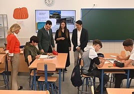 El presidente de la Junta, Juanma Moreno y la alcaldesa, Ángeles Muñoz, en el aula de arte.