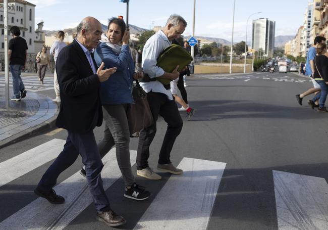 Raji Sourani, junto con dos miembros de la Asociación Al-Quds, este viernes, en Málaga.