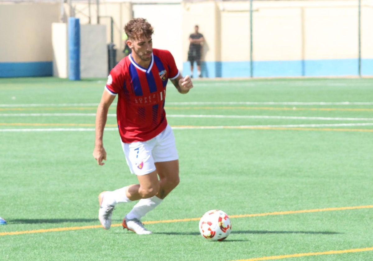 Paco Ariza, del Torre del Mar, conduce el balón.