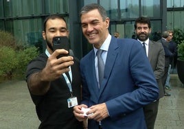 Pedro Sánchez posa en un selfie con uno de los trabajadores