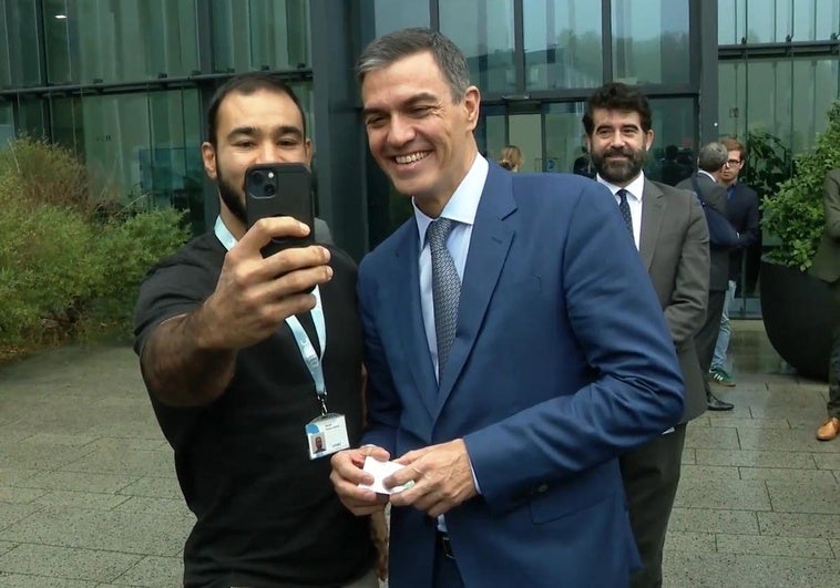 Pedro Sánchez posa en un selfie con uno de los trabajadores