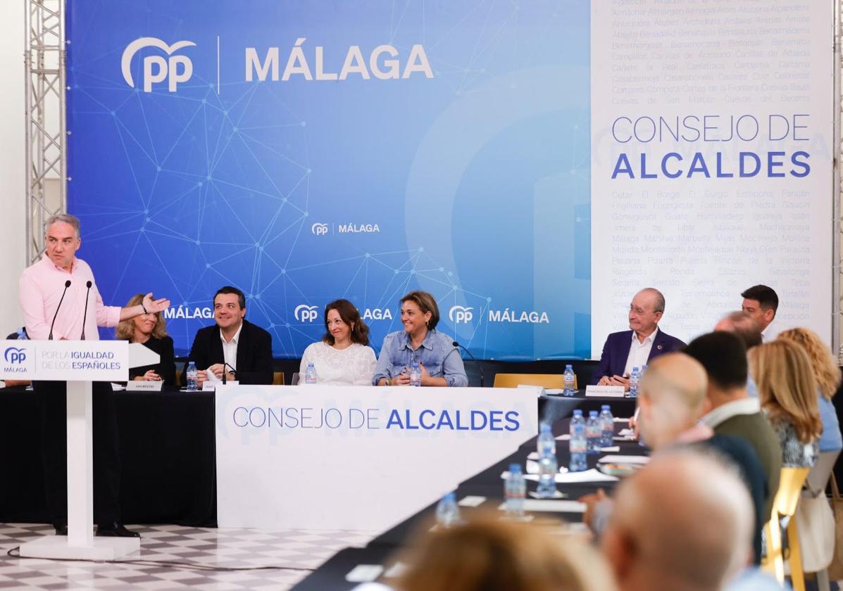 Elías Bendodo, junto a los dirigentes del PP de Málaga y el alcalde de Córdoba, José María Bellido, en la clausura del Consejo de Alcaldes populares.