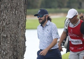 Ángel Hidalgo, junto a su 'caddie', Gonzalo Vicente, alias 'Win', en Sotogrande.