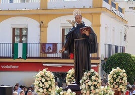 San Pedro Alcántara salió en procesión arropado por todos sus fieles.