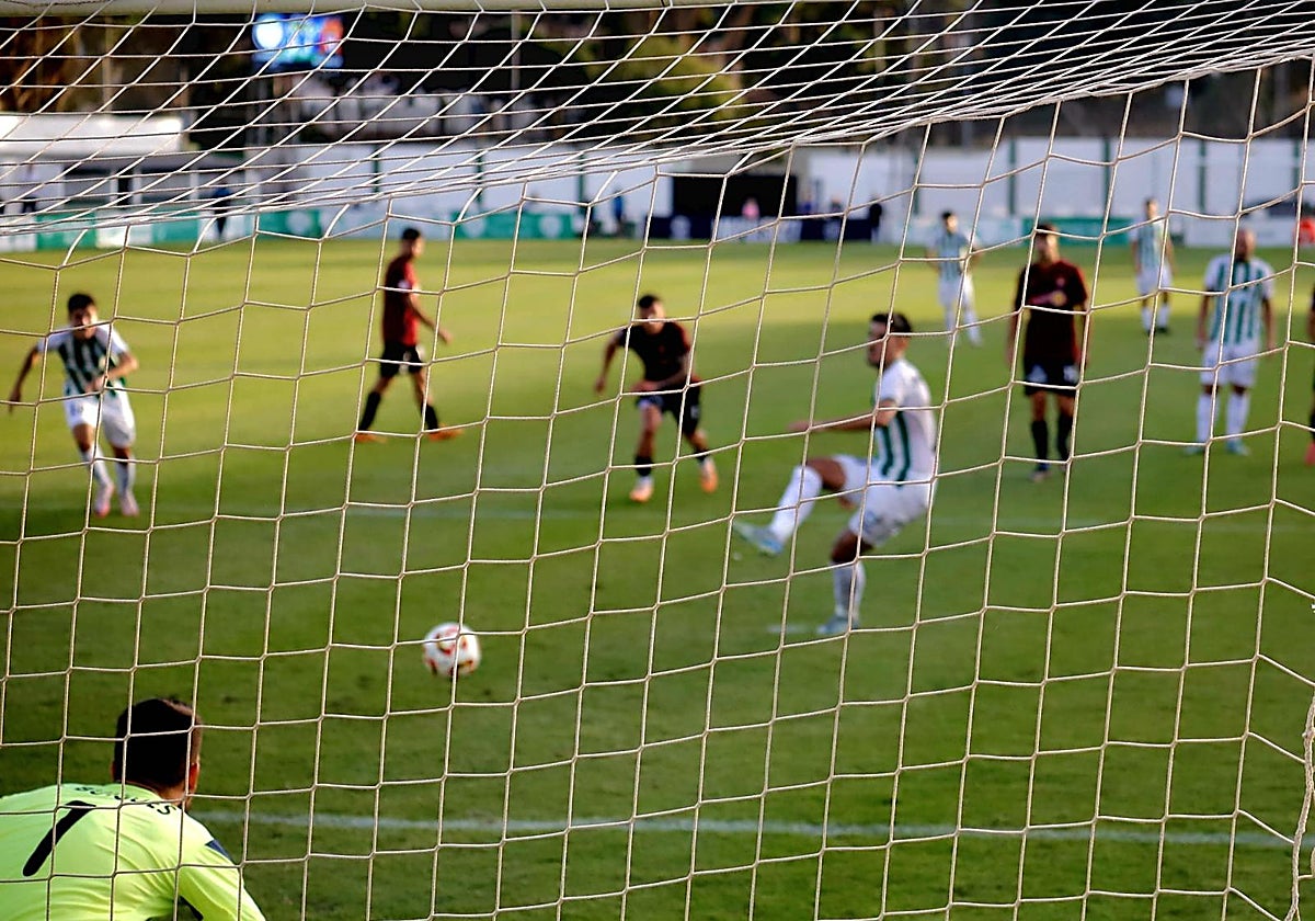 Fran Castillo logró el empate al marcar este penalti.