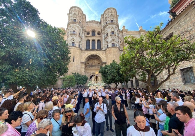 La imagen mariana de Olías, por el Patio de los Naranjos.