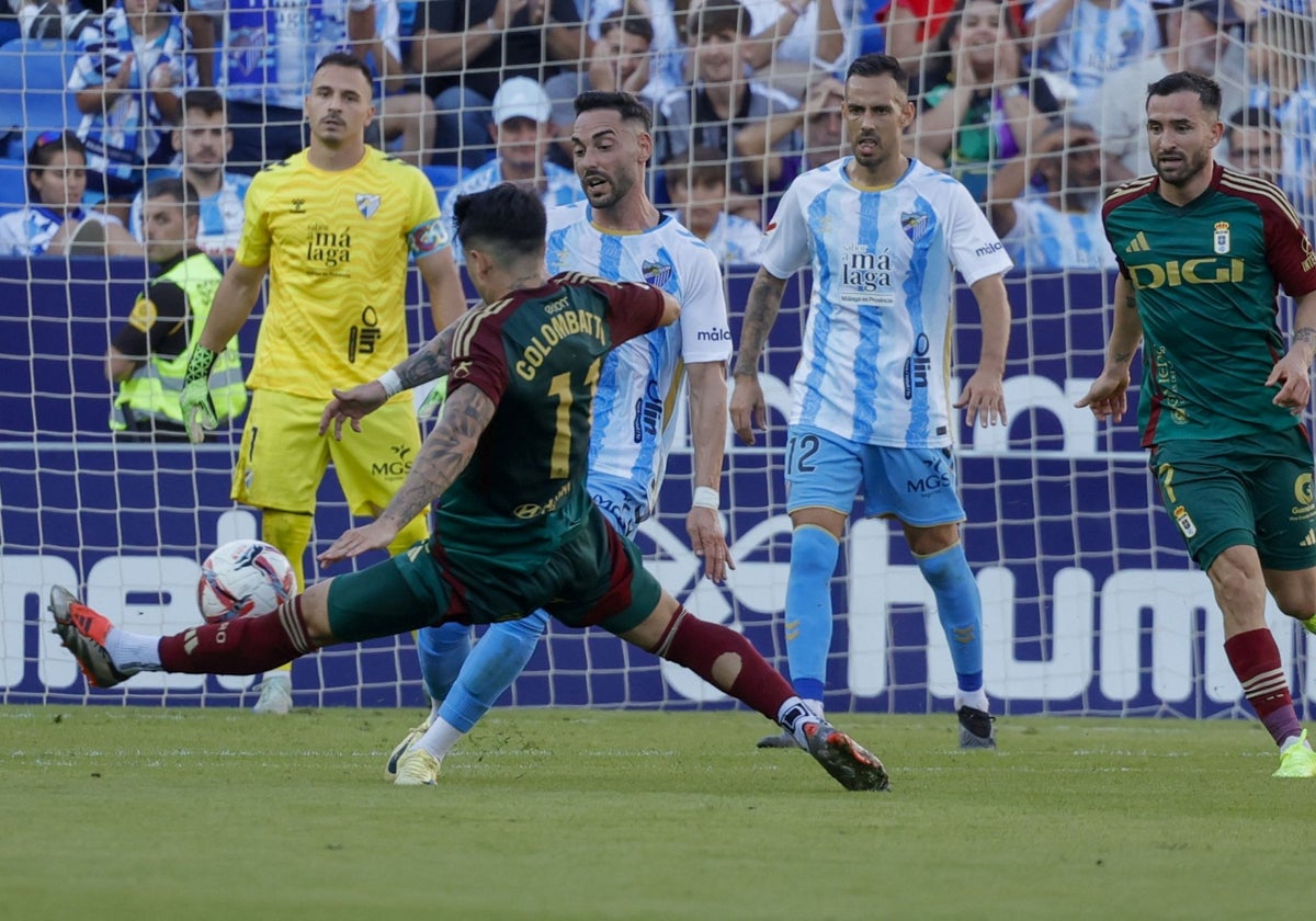 Una disputa entre Víctor García y Colombatto, en el duelo ante el Oviedo del sábado.