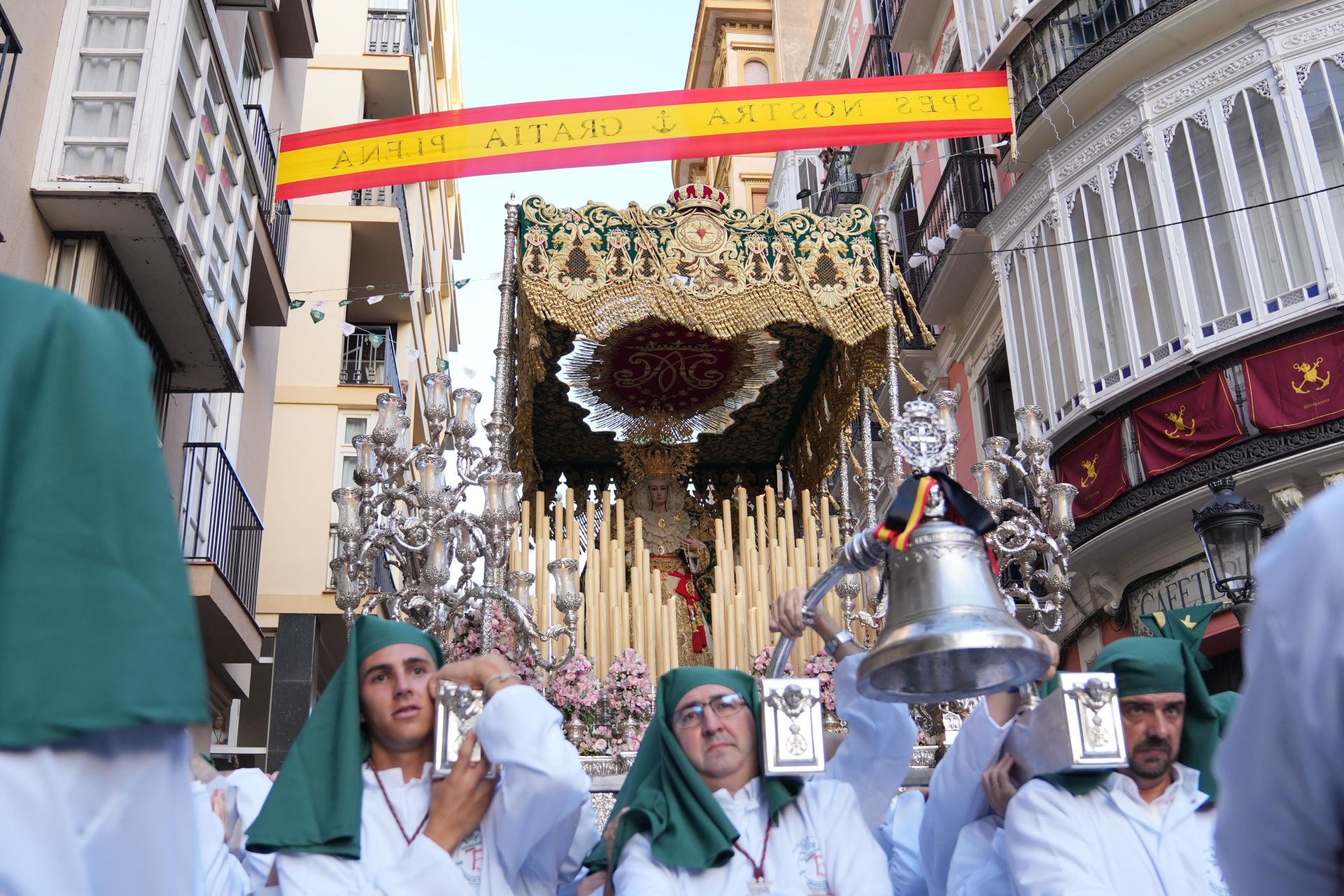 La procesión extraordinaria de la La Virgen de Gracia y Esperanza, en imágenes