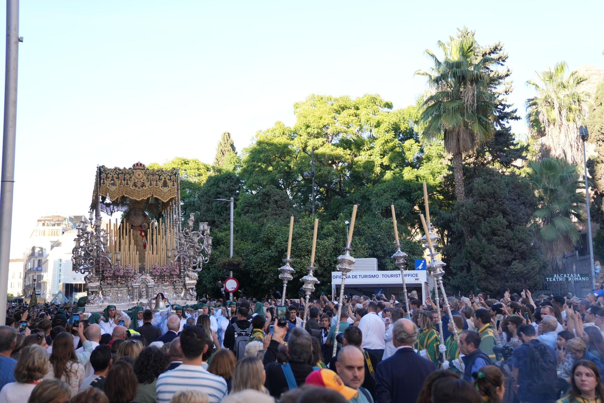 La procesión extraordinaria de la La Virgen de Gracia y Esperanza, en imágenes