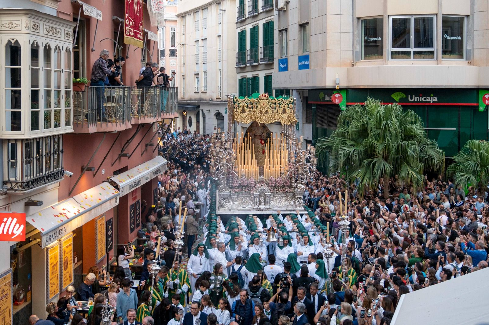 La procesión extraordinaria de la La Virgen de Gracia y Esperanza, en imágenes