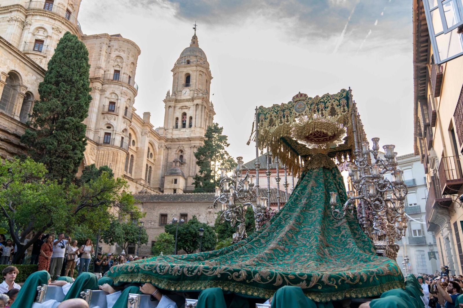 La procesión extraordinaria de la La Virgen de Gracia y Esperanza, en imágenes