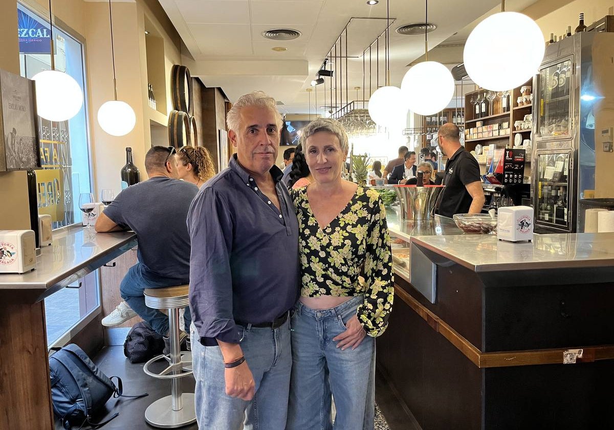 Imagen principal - Arriba, Manuel Villena y Patricia Carralero. Abajo, interior de la nueva Farola de Orellana.