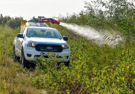 Tareas de fumigación contra el mosquito transmisor del virus del Nilo en la provincia de Sevilla.