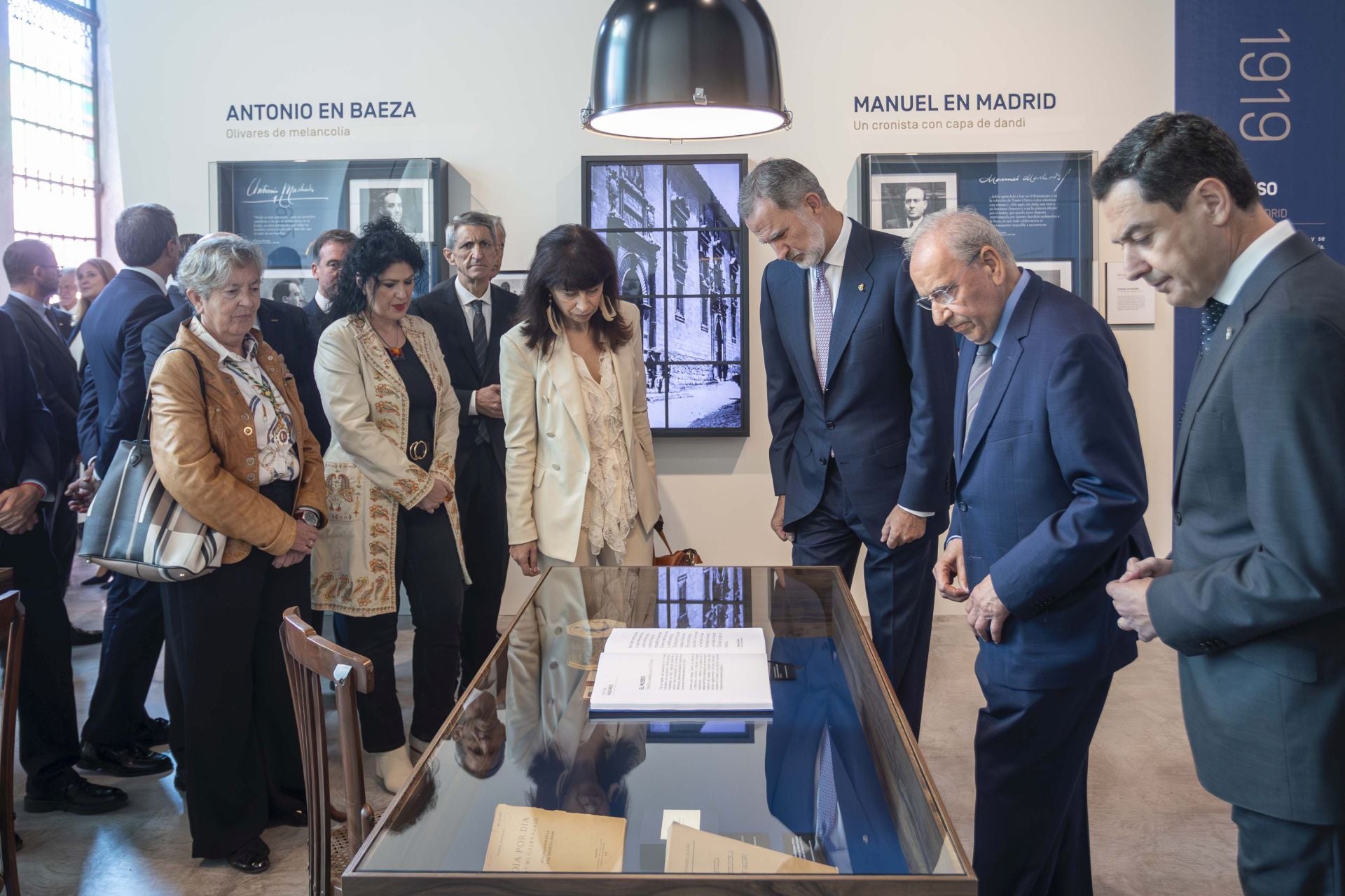 El Rey inaugura en Sevilla la muestra &#039;Los Machado. Retrato de familia&#039; con 200 manuscritos, cartas y fotos