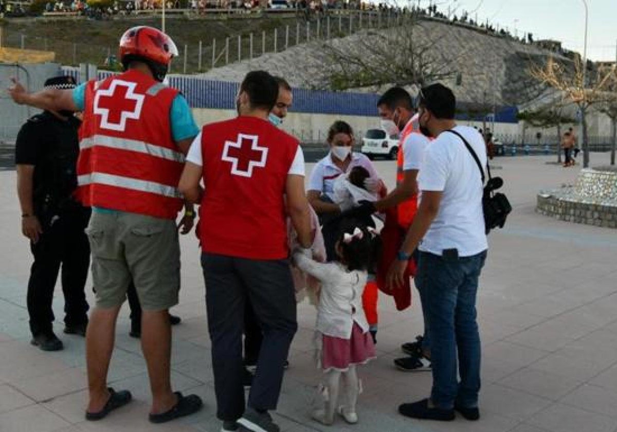 Llegada de menores migrantes al puerto de Ceuta.