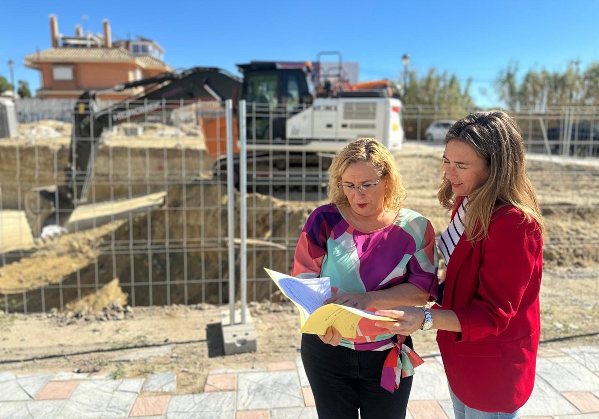 La alcaldesa y la concejal de Urbanismo supervisan el inicio de las obras.