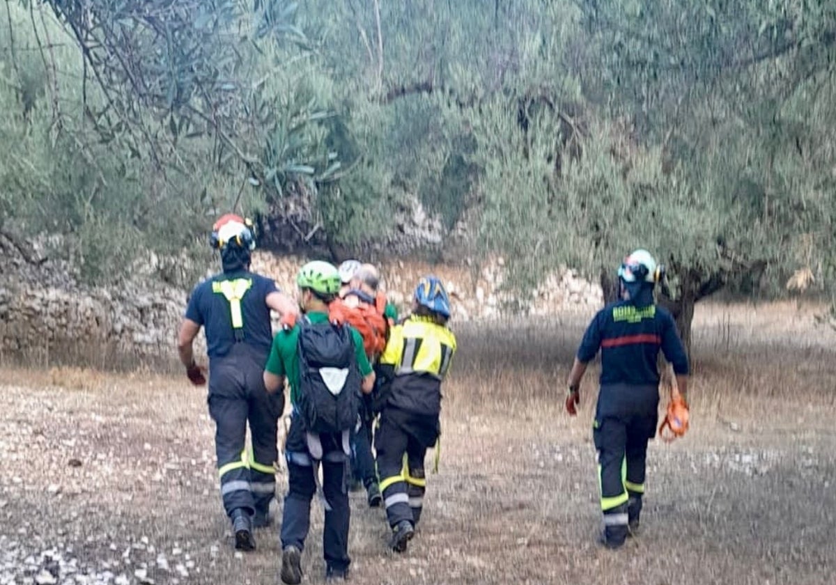 La escaladora, en su traslado a la ambulancia, este lunes en Alfarnatejo.