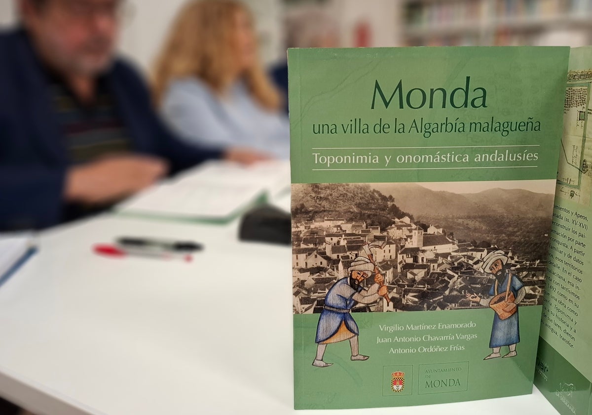 La portada del libro 'Monda: una villa de la Algarbía malagueña. Toponimia y onomástica andalusíes' se muestra durante su presentación en la Biblioteca Municipal de Monda.