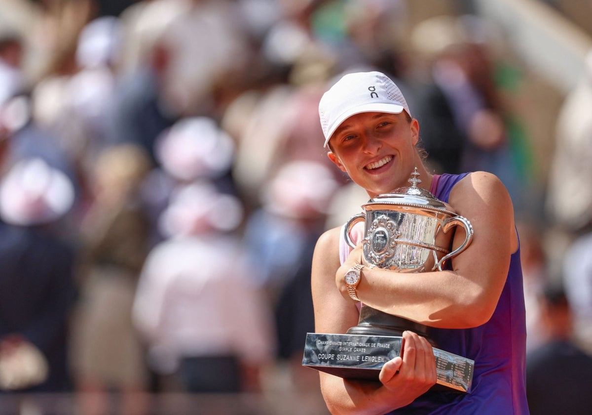 Iga Swiatek abraza el trofeo de campeona de Roland Garros.