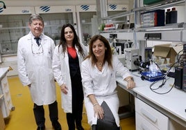 De izquierda a derecha, en un laboratorio de la Facultad de Ciencias: Enrique Rodríguez, Mari Cruz López y Olga Guerrero.