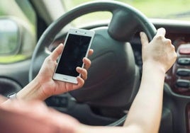 Más de 8.000 conductores denunciados por sujetar el móvil y otras distracciones al volante: estas son las multas