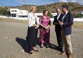 Los socialistas, en la parcela cedida para la construcción del instituto.