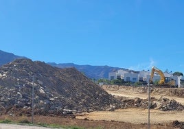 Primeros movimientos de tierra en la parcela donde se construye el parque comercial.