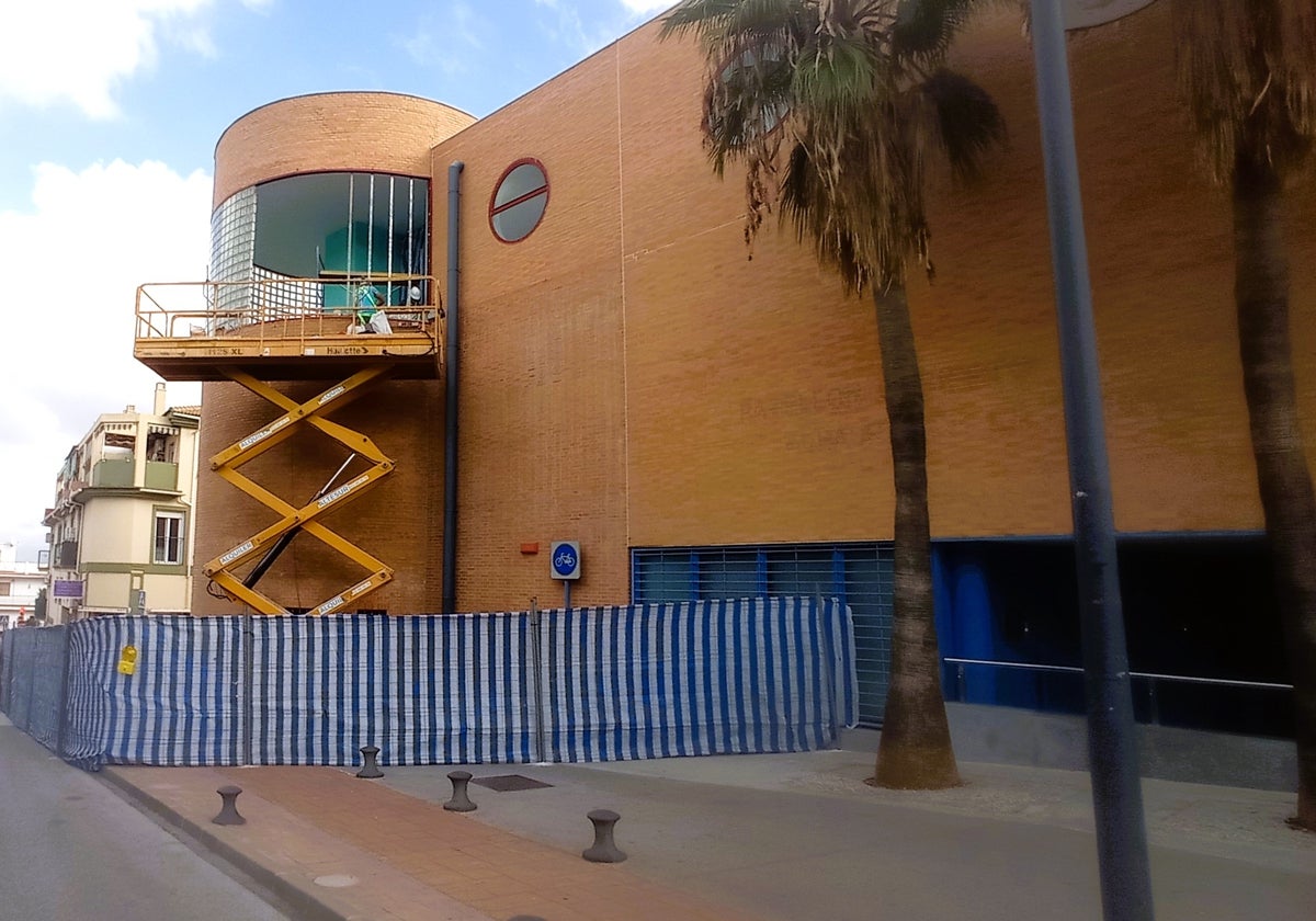 Trabajos en la torre del polideportivo alhaurino.