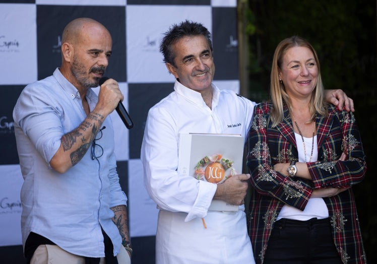 José Carlos García, junto a su mujer, Lourdes, y Javi Antoja, de la editorial Montagud.