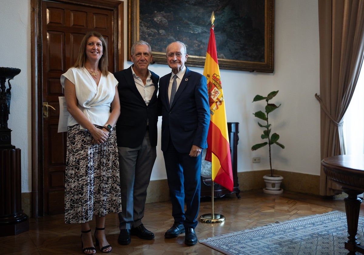 José María Morente (en el centro), junto a Carmen Casero y el alcalde de Málaga, dejó de ser coordinador general, puesto que se ha eliminado, y ahora es gerente de Urbanismo.