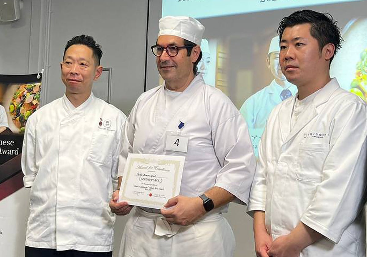 Carlos Navarro, con los cocineros miembros del jurado.