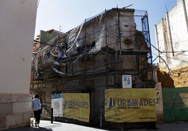 Situación del edificio en restauración, frente a la Iglesia de San Felipe Neri y actual sede de la Hermandad de la Salutación.