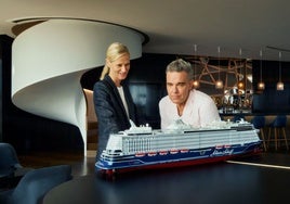 Robbie Williams, junto a la maqueta del crucero que apadrinará en Málaga.
