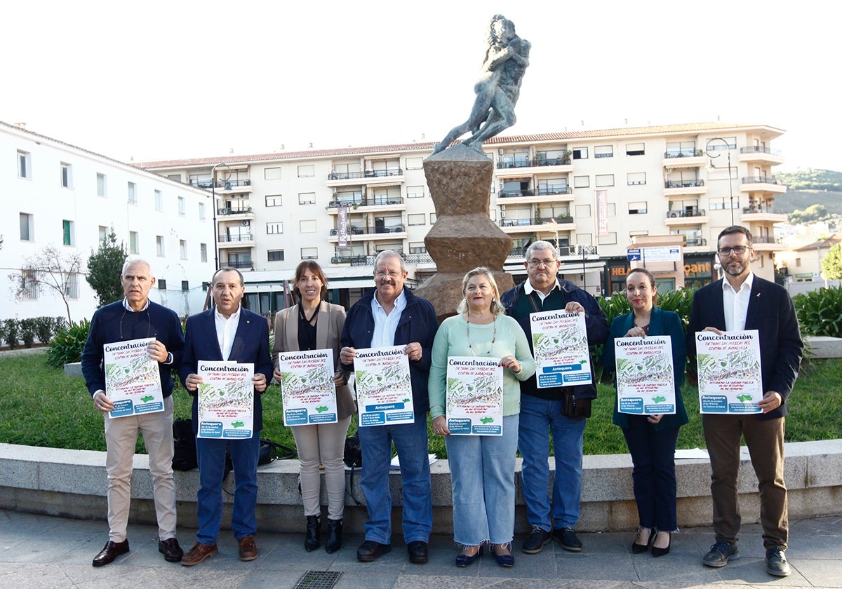 Representantes de la plataforma sanitaria, PSOE e IU convocando la concentración