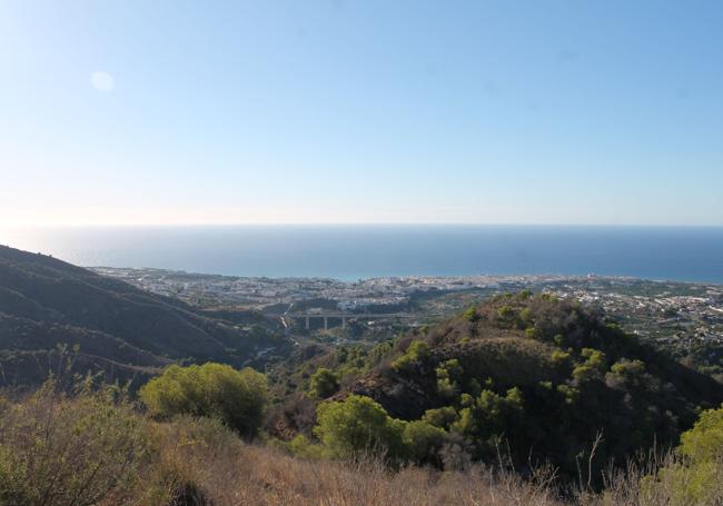 Desde la cruz de Pinto se divisa buena parte de la costa más oriental de Málaga