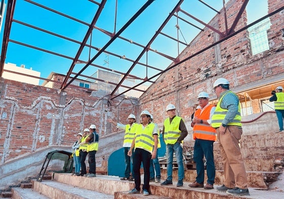 El alcalde, ediles y técnicos, este miércoles en la visita a las obras de rehabilitación del teatro veleño.