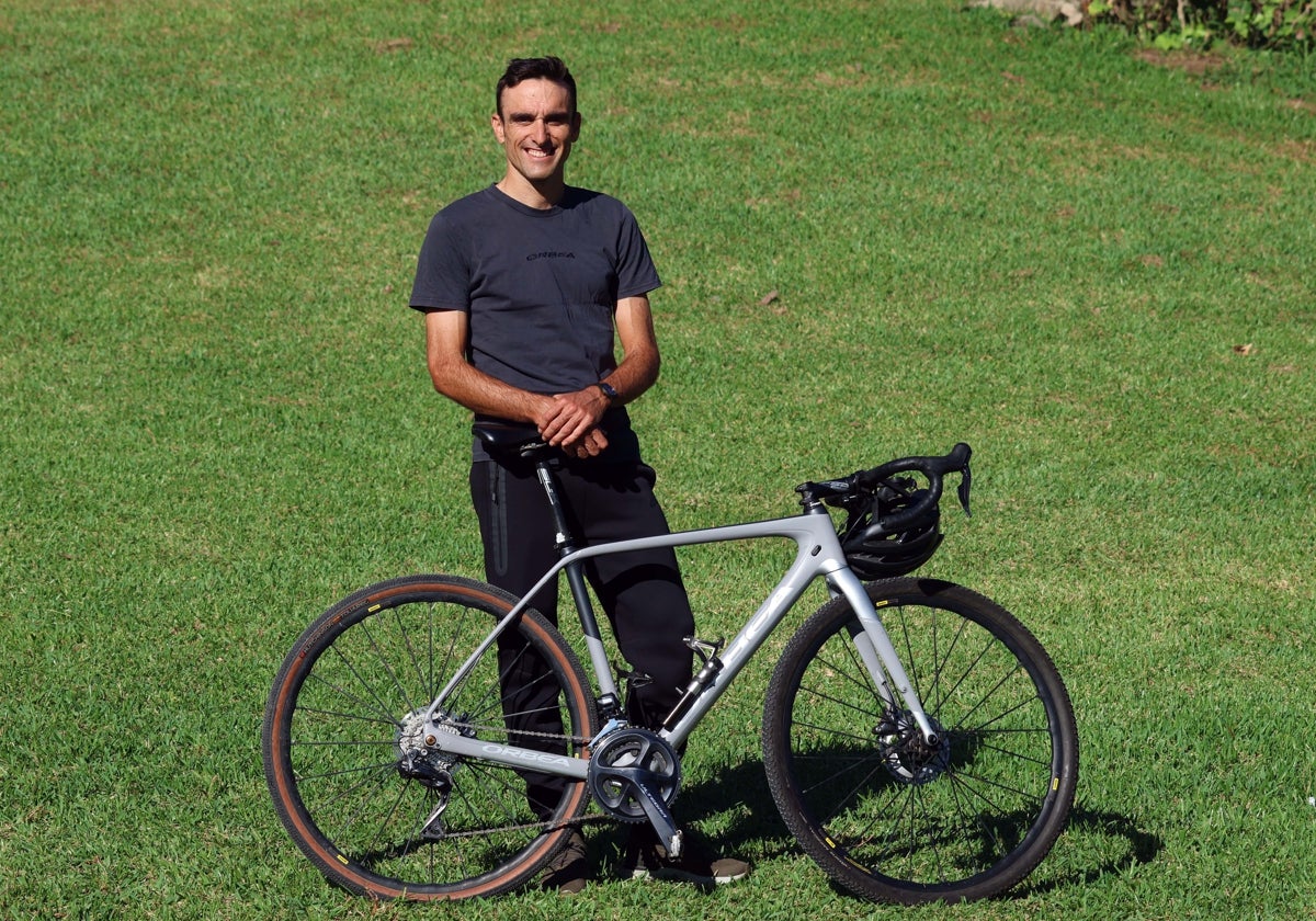 Luis Ángel Maté posa para SUR con su bicicleta de gravel en Marbella.