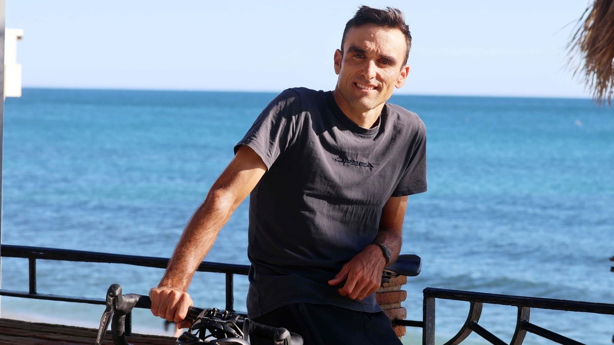 Luis Ángel Maté posa para SUR, apoyado en su bicicleta de gravel, en el Paseo Marítimo de Marbella.