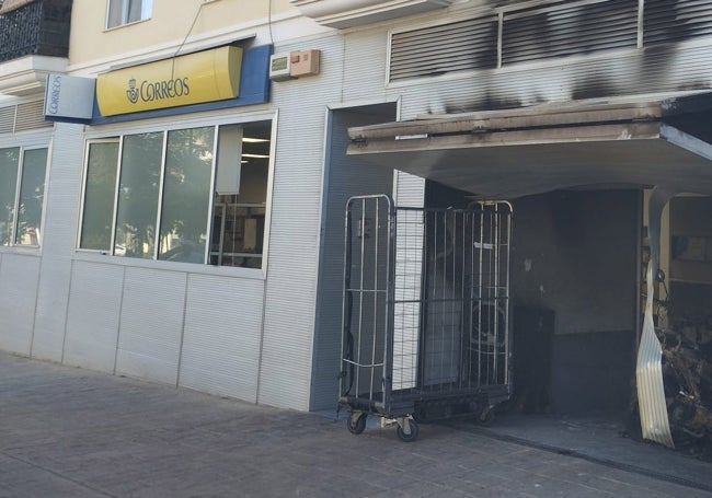 Sede de Correos en Alhaurín de la Torre, tras el incendio de agosto.