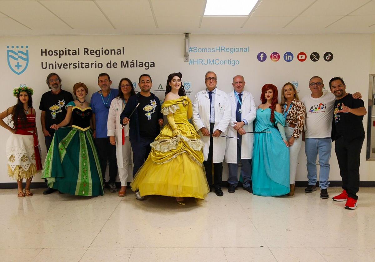 El Hospital Materno Infantil de Málaga se llena de magia con la visita del dibujante Ángel Idígoras