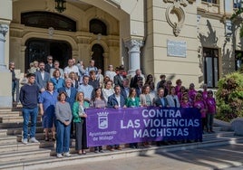 Imagen de uno de los últimos minutos de silencio a las puertas del Ayuntamiento de Málaga por las víctimas de violencia machista.