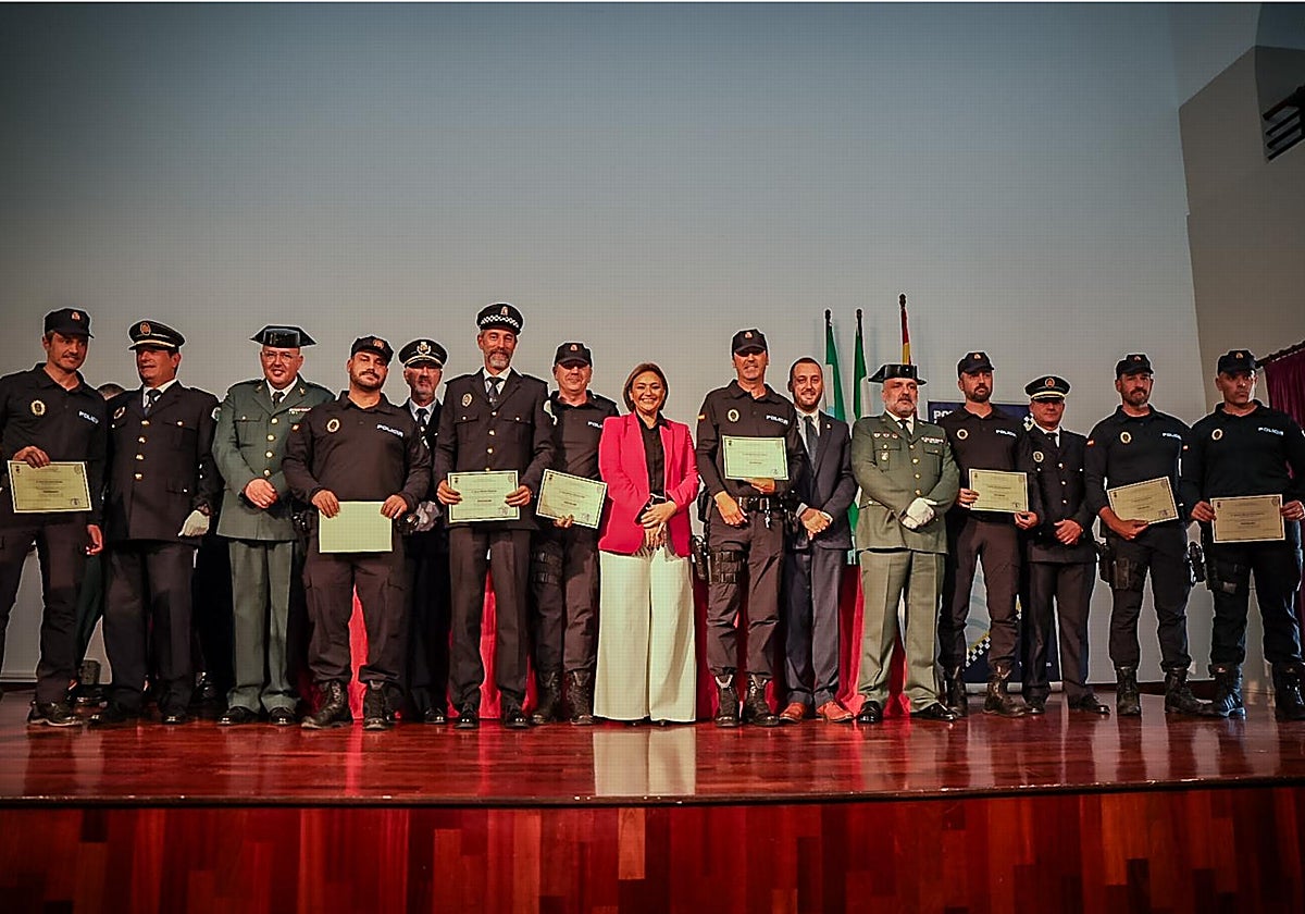 La alcaldesa con agentes de la Policía Local y miembros de las Fuerzas y Cuerpos de Seguridad del Estado, durante la celebración de San Rafael.