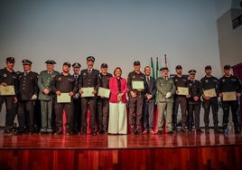 La alcaldesa con agentes de la Policía Local y miembros de las Fuerzas y Cuerpos de Seguridad del Estado, durante la celebración de San Rafael.