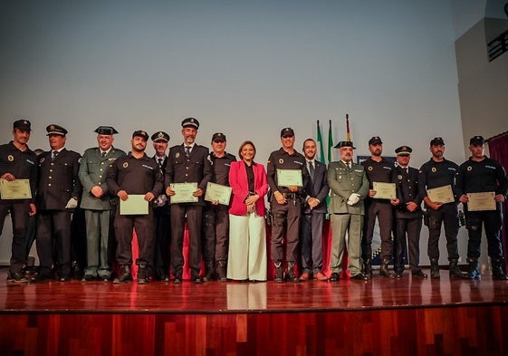 La alcaldesa con agentes de la Policía Local y miembros de las Fuerzas y Cuerpos de Seguridad del Estado, durante la celebración de San Rafael.