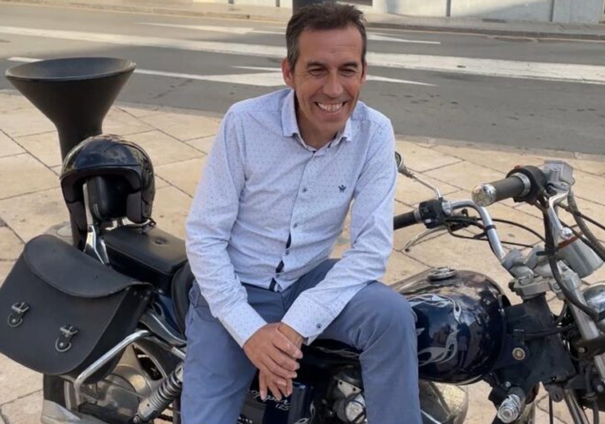 El veleño Andrés García, de 54 años, con su motocicleta, que salvará del embargo con el premio.