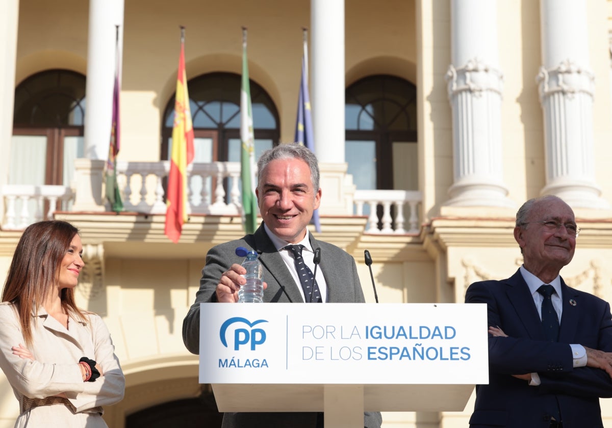 Bendodo y De la Torre, junto a Pérez de Siles, esta mañana frente al Ayuntamiento de la capital.