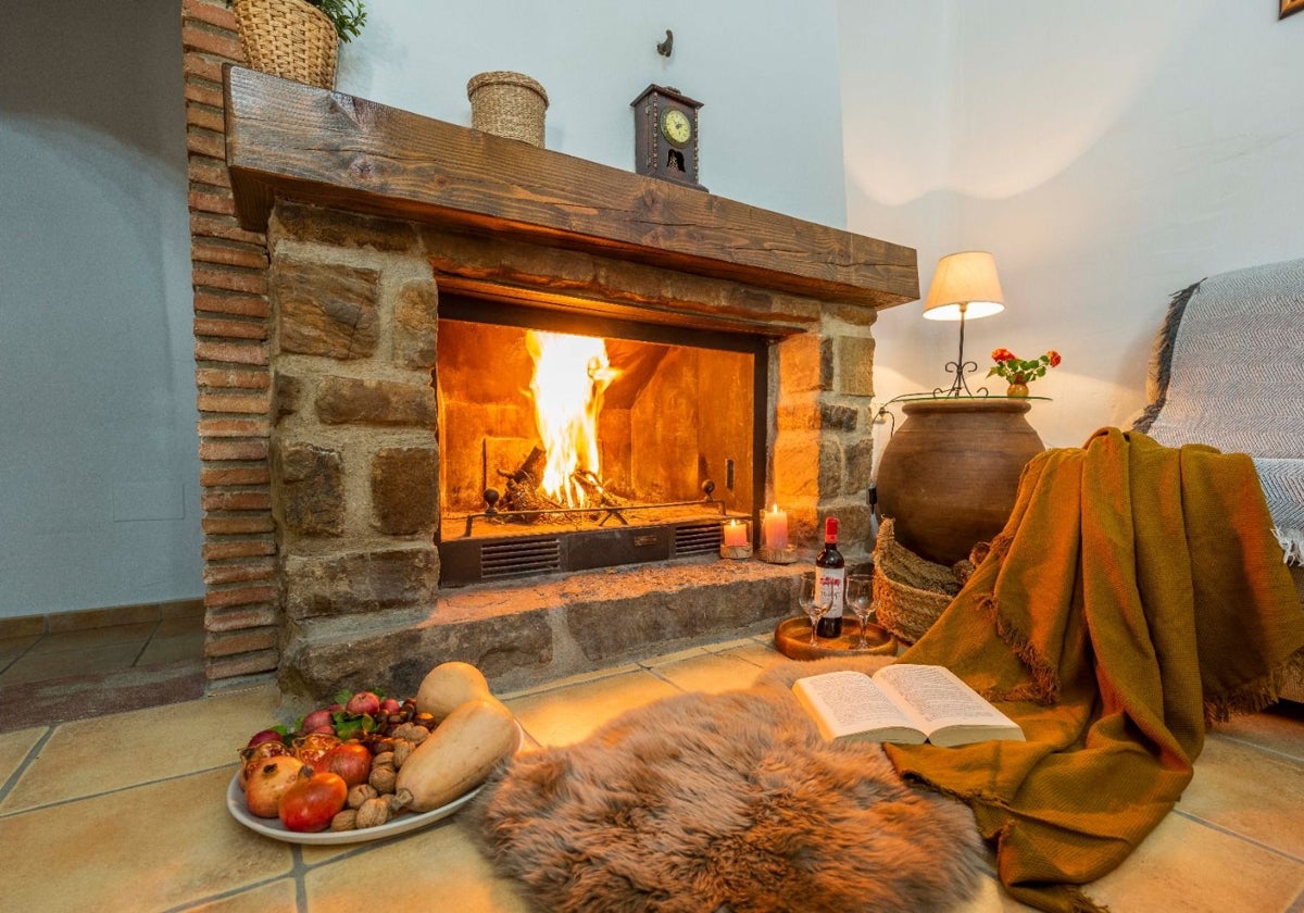 Salón, con chimenea, de una casa rural de la provincia.